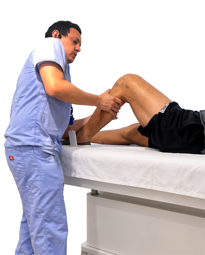 Dr. Juan David Parra examinando la rodilla de un paciente